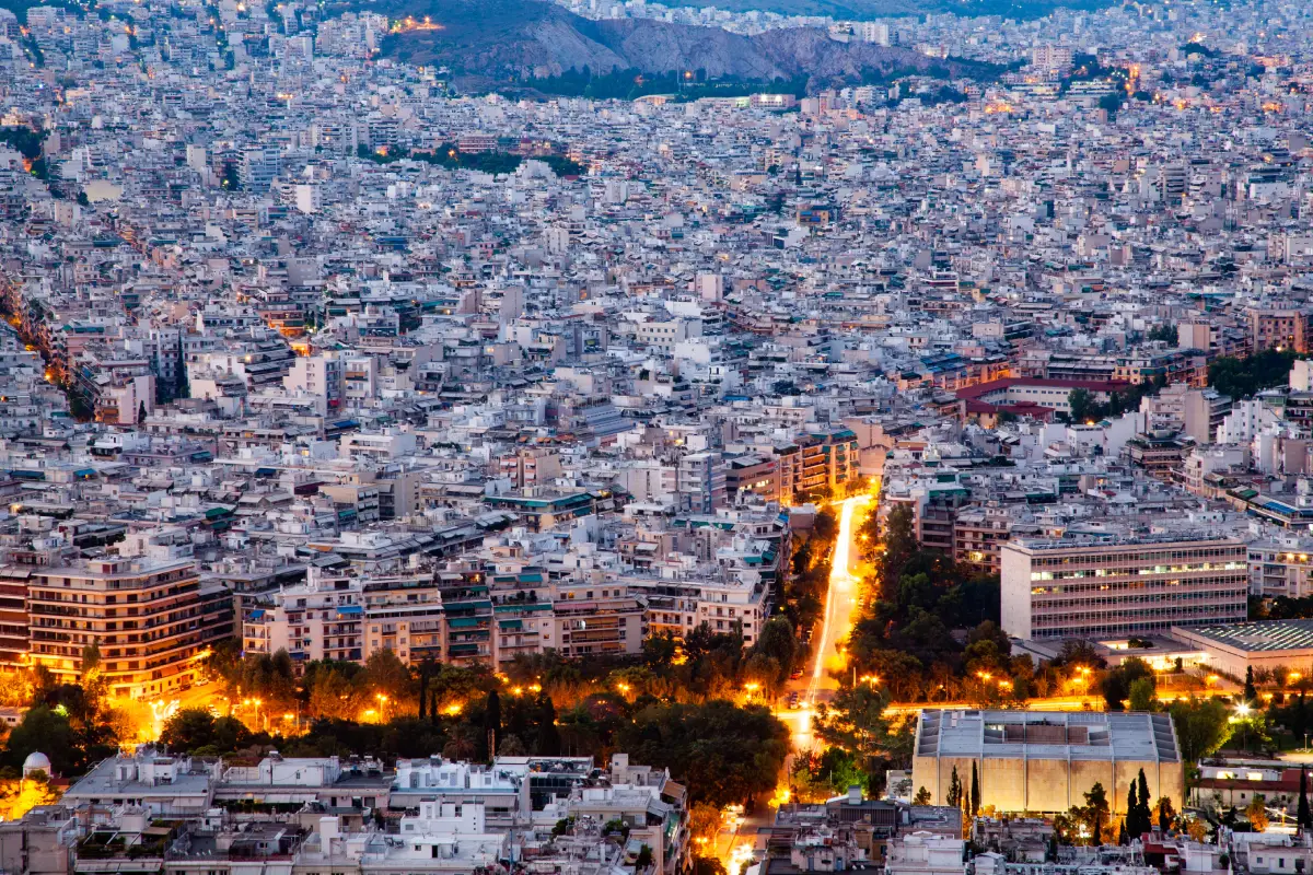 Vista panoramica su Atene, una delle migliori città per comprare casa in Grecia