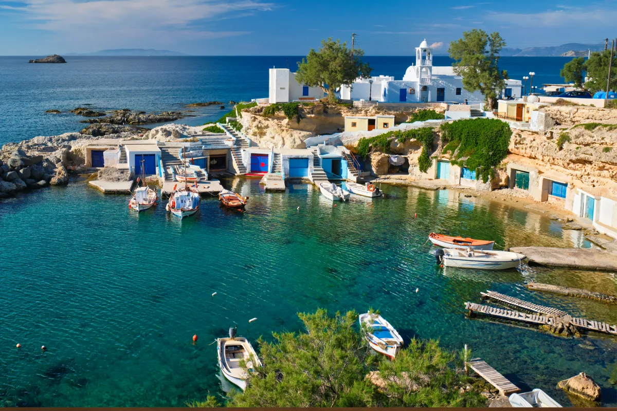 Piccolo porto a Milos, una delle migliori isole per comprare casa in Grecia