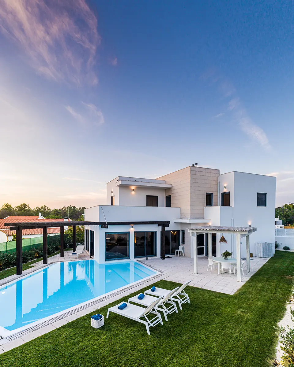 Casa moderna con giardino, piscina e pergolato in legno