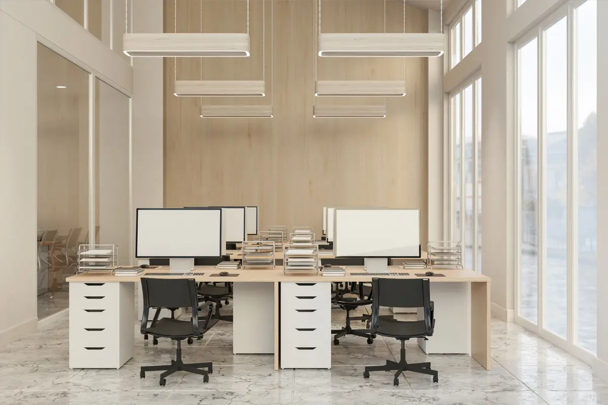 Un ambiente di lavoro moderno con diverse scrivanie dotate di computer