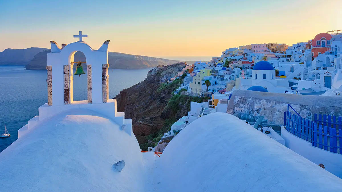 Il tradizionale villaggio greco di Oia a Santorini la sera al tramonto