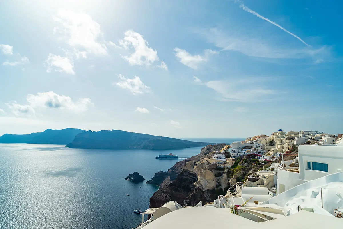 Cielo azzurro e mare a Oia, Santorini, Grecia