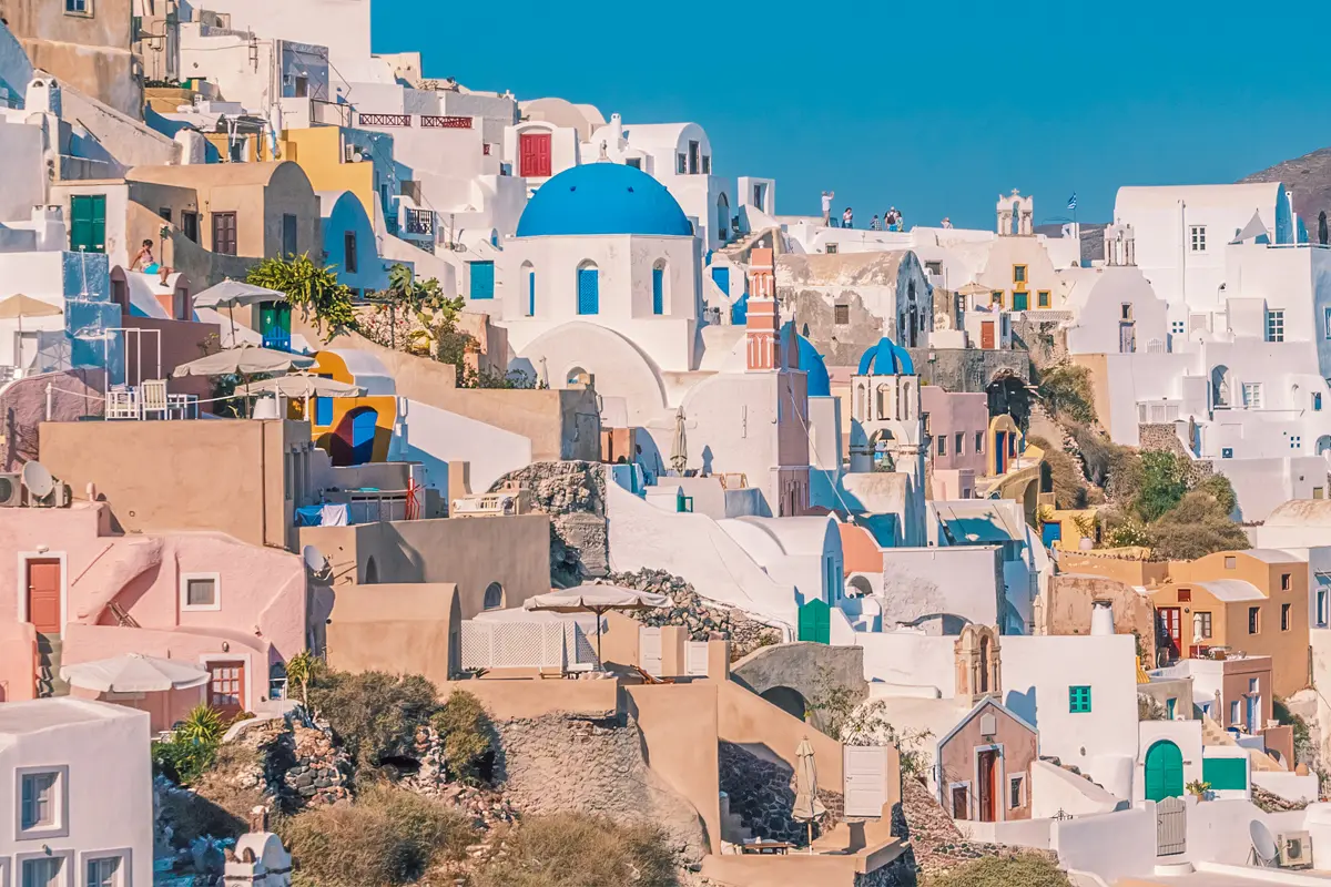 Architettura bianca del villaggio di Oia sull'isola di Santorini