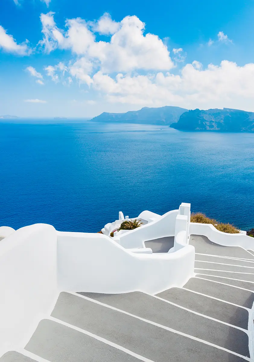 Isola di Santorini, Grecia. Splendida vista sul mare blu e sull'architettura tradizionale