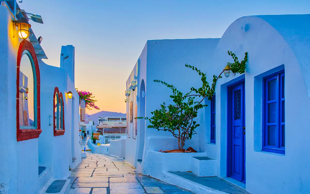 Tramonto nel villaggio greco di Oia, a Santorini, in Grecia, con vista sulla caldera oceanica di Santorini