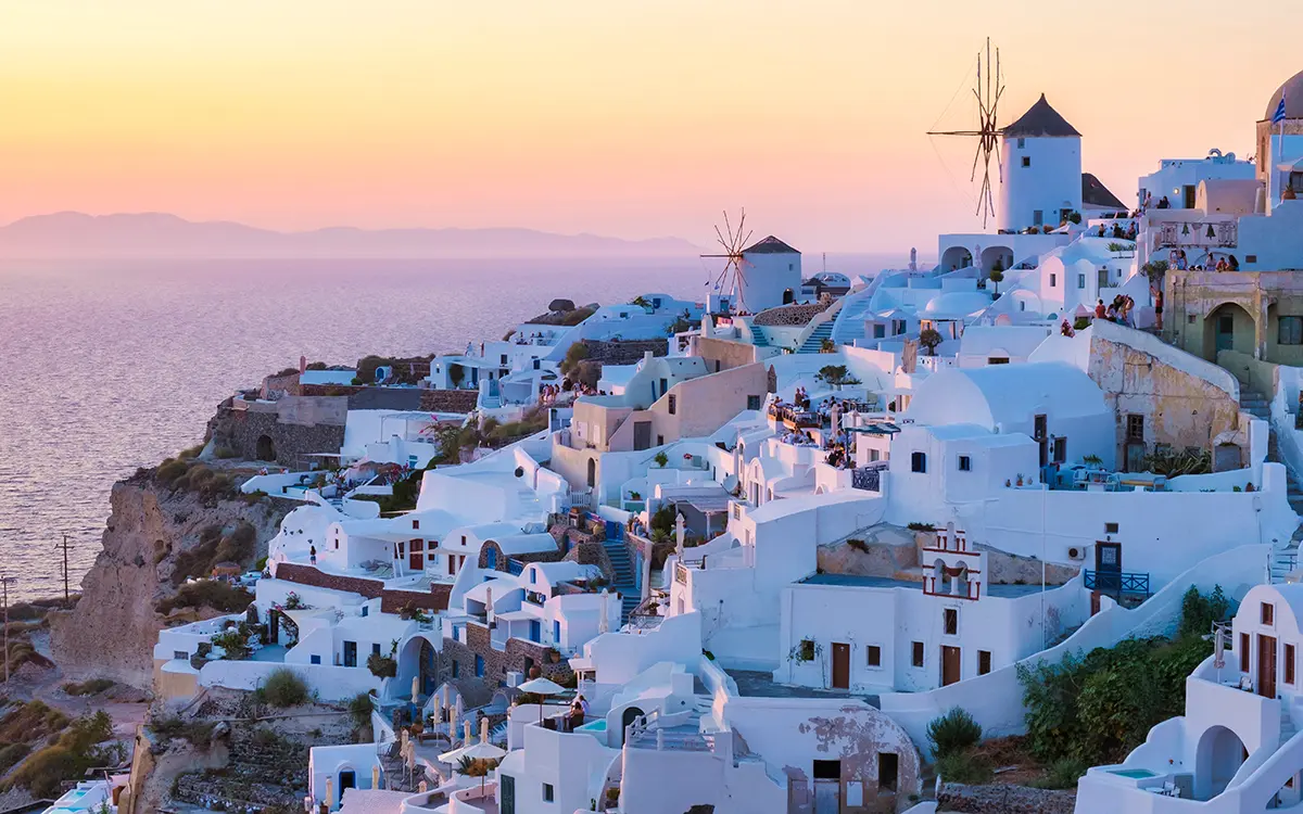 Tramonto nel villaggio greco di Oia, a Santorini, in Grecia, con vista sulla caldera oceanica